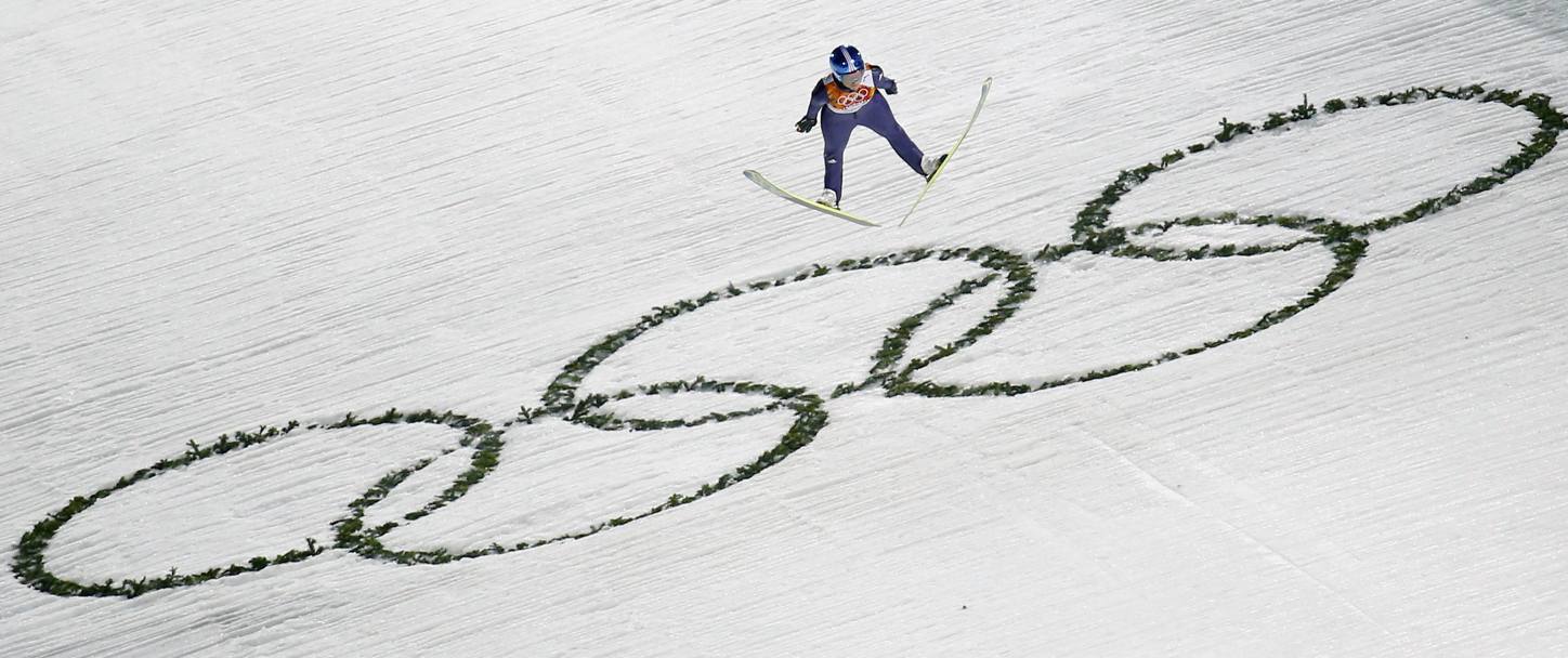 In volo sui cerchi olimpici. La tedesca Carina Vogt durante il salto dal trampolino (Reuters)